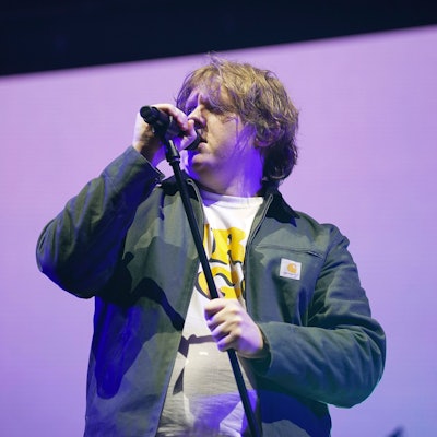 Lewis Capaldi am Mikrofon.