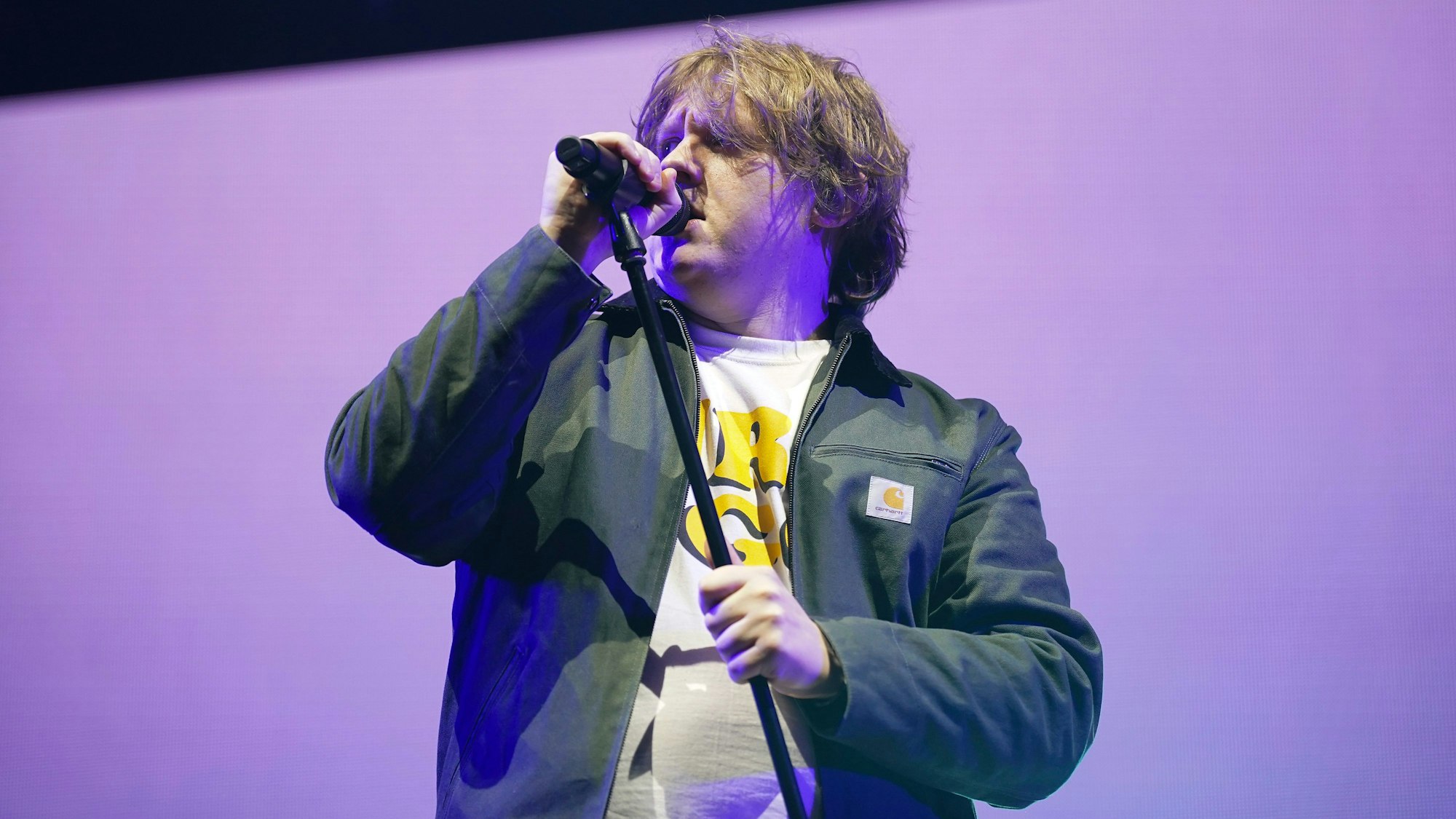 Lewis Capaldi am Mikrofon.