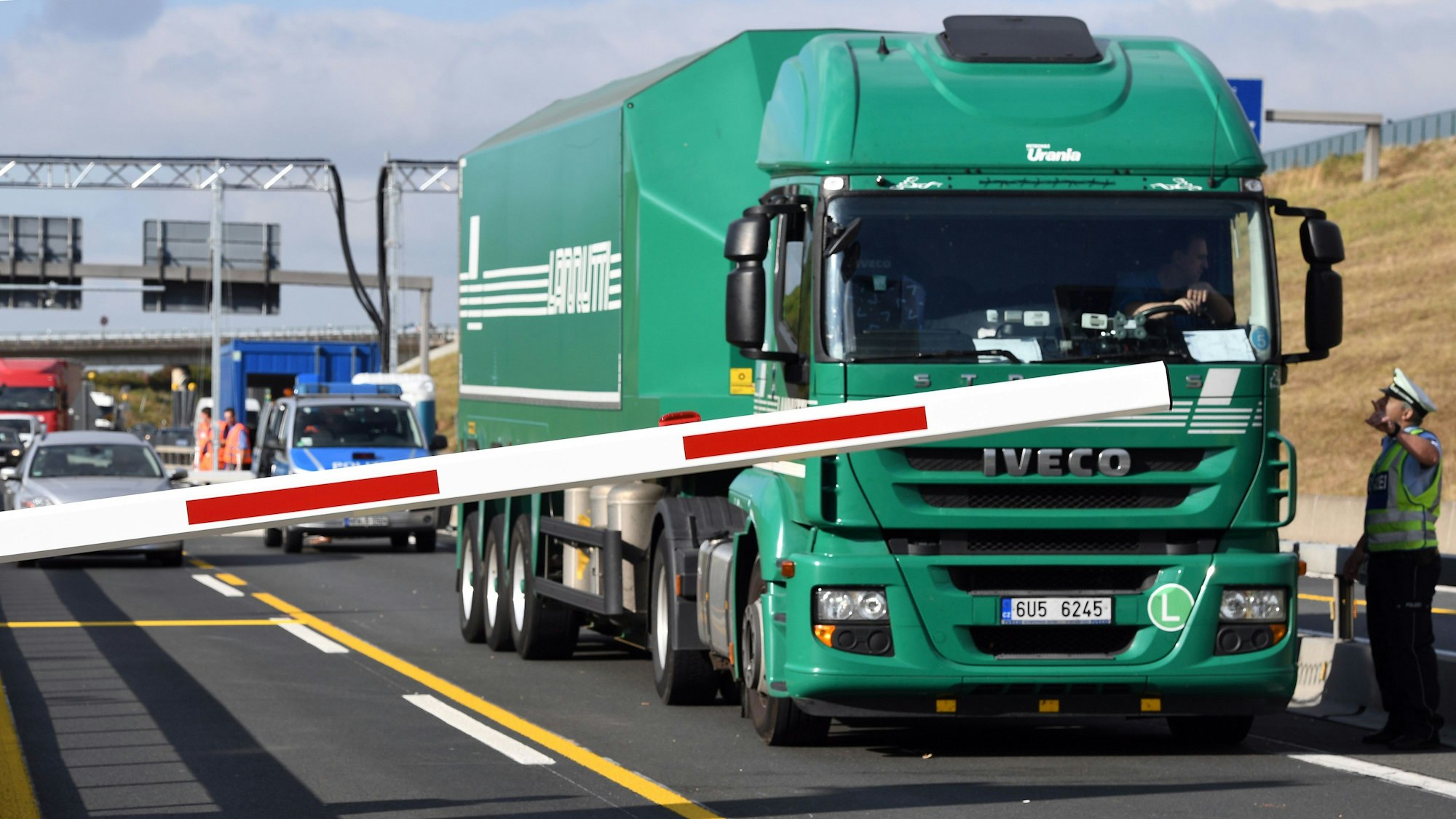 Fahrzeuge fahren am 29.09.2016 bei Leverkusen (Nordrhein-Westfalen) durch eine automatische Sperranlage. Seit einem Monat ist die Lkw-Sperre an der baufälligen Leverkusener Rheinbrücke nun in Betrieb - seitdem hat die Anlage rund 3000 Lastwagen an der Überfahrt gehindert.