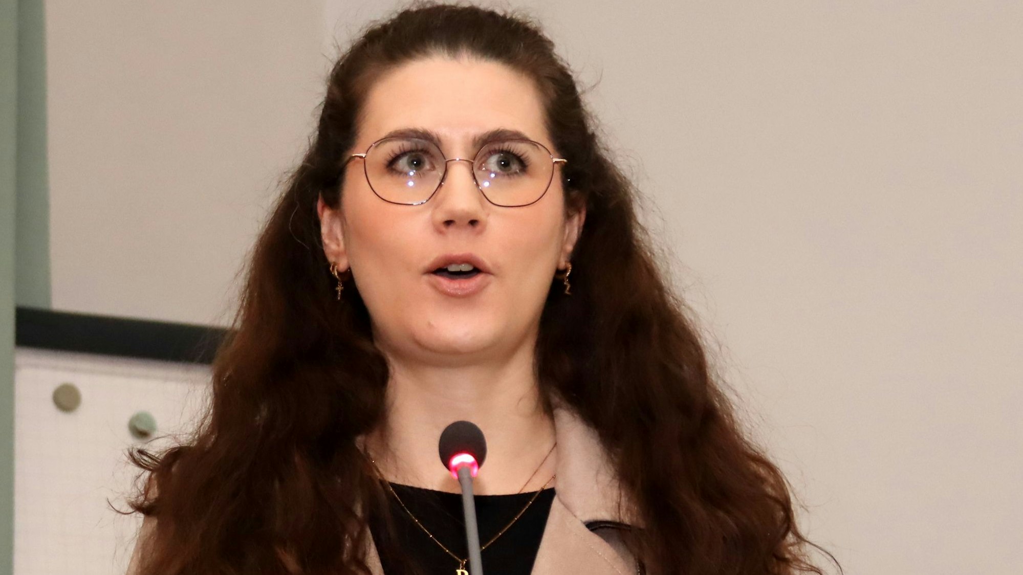 Svenja Gast spricht in ein Mikrofon.