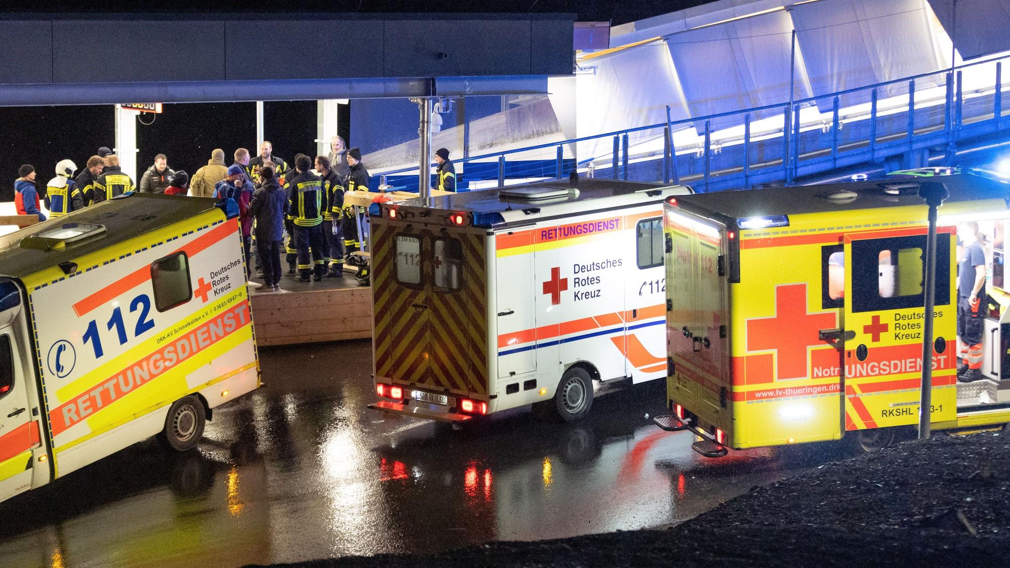 Rettungswagen und Helfer stehen am Ausgang der Bobbahn. Bei einem schweren Unfall auf der Oberhofer Bob- und Rennrodelbahn ist am Donnerstag ein Mensch ums Leben gekommen. Eine weitere Person wurde schwer, zwei weitere leicht verletzt.
