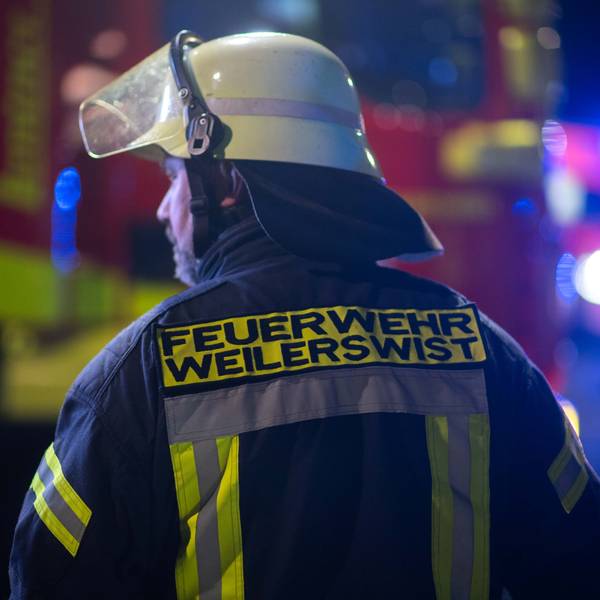 Das Bild zeigt einen Weilerswister Feuerwehrmann bei einem Einsatz.