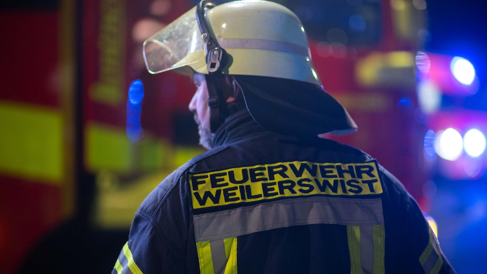 Ein Weilerswister Feuerwehrmann im Einsatz.