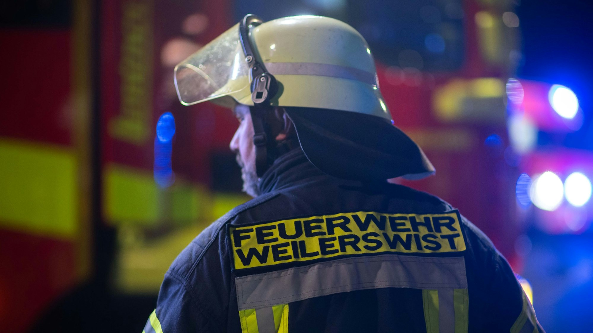 Das Bild zeigt einen Weilerswister Feuerwehrmann bei einem Einsatz.