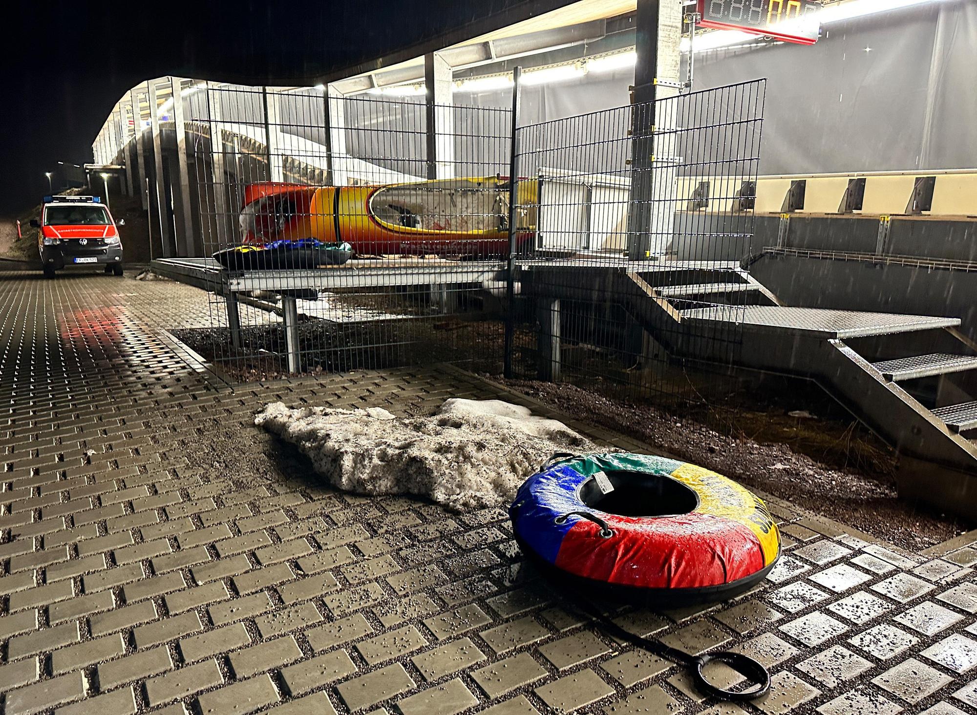 Schlauchringe und ein Bob liegen am Ausgang der Bobbahn. Bei einem schweren Unfall auf der Oberhofer Bob- und Rennrodelbahn ist am Donnerstag ein Mensch ums Leben gekommen. Eine weitere Person wurde schwer, zwei weitere leicht verletzt.