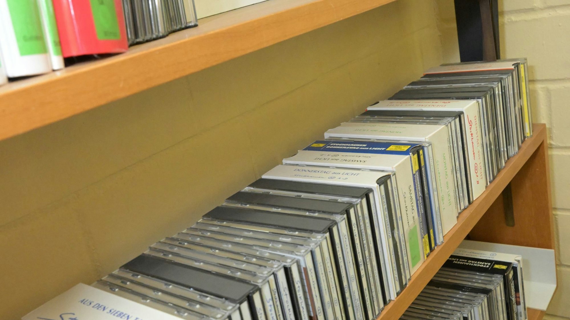 Die Bücherei in Kürten verfügt über zahlreiche Medien zu Komponist Karlheinz Stockhausen.