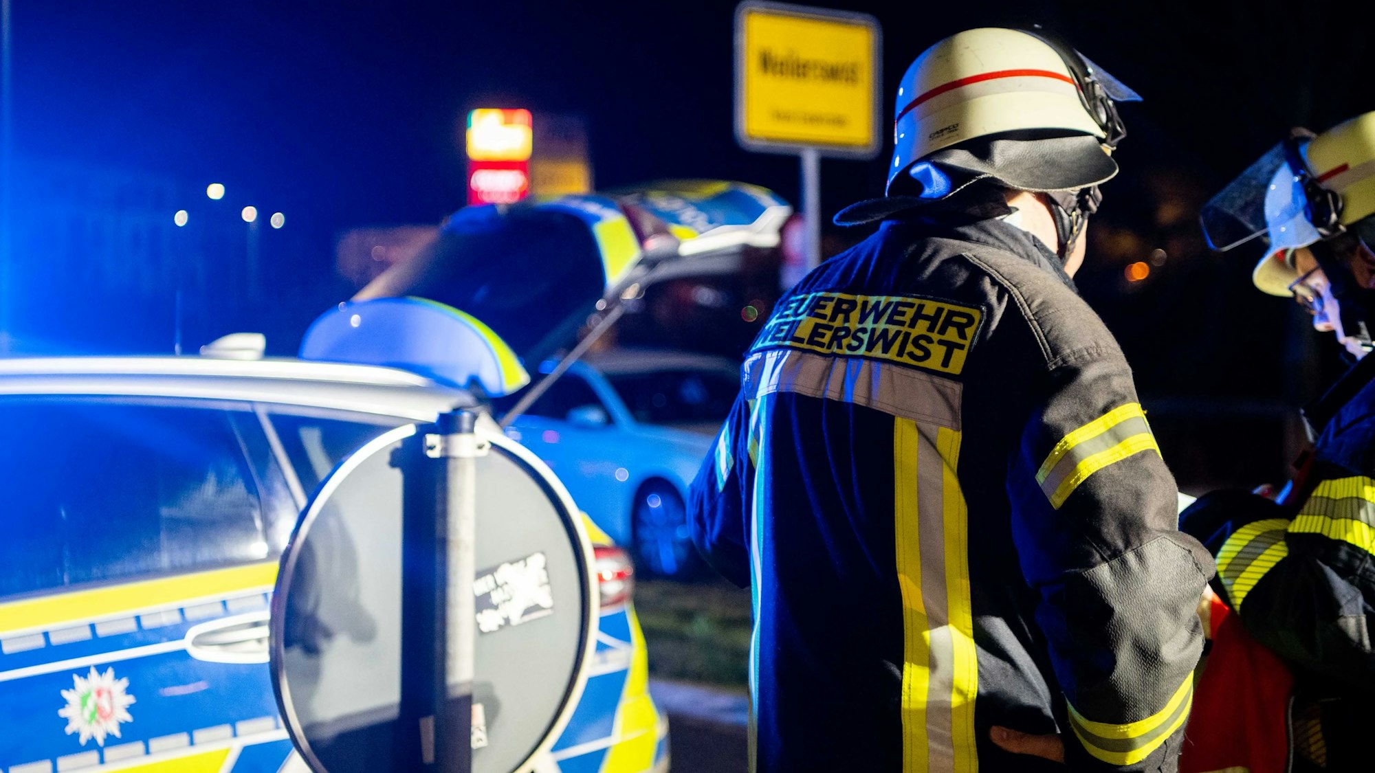 Zwei Feuerwehrleute aus Weilerswist sichern eine Unfallstelle ab.