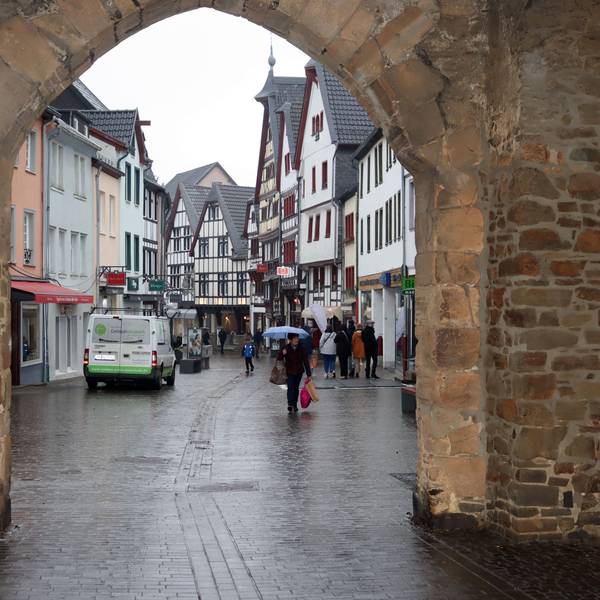 Blick auf die Orchheimer Straße im Regen.