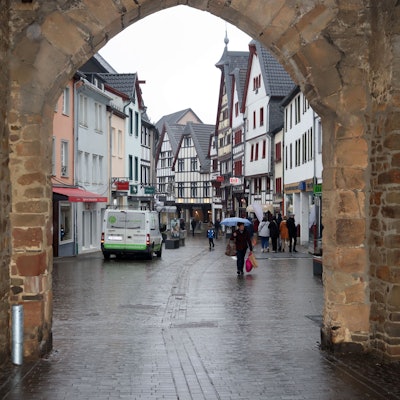 Blick durchs Orchheimer Tor auf die Innenstadt von Bad Münstereifel.