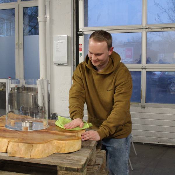Micha Rees (27) arbeitetet an seinem Ethanol-Brenntisch in Form einer Kirschbaum-Scheibe.