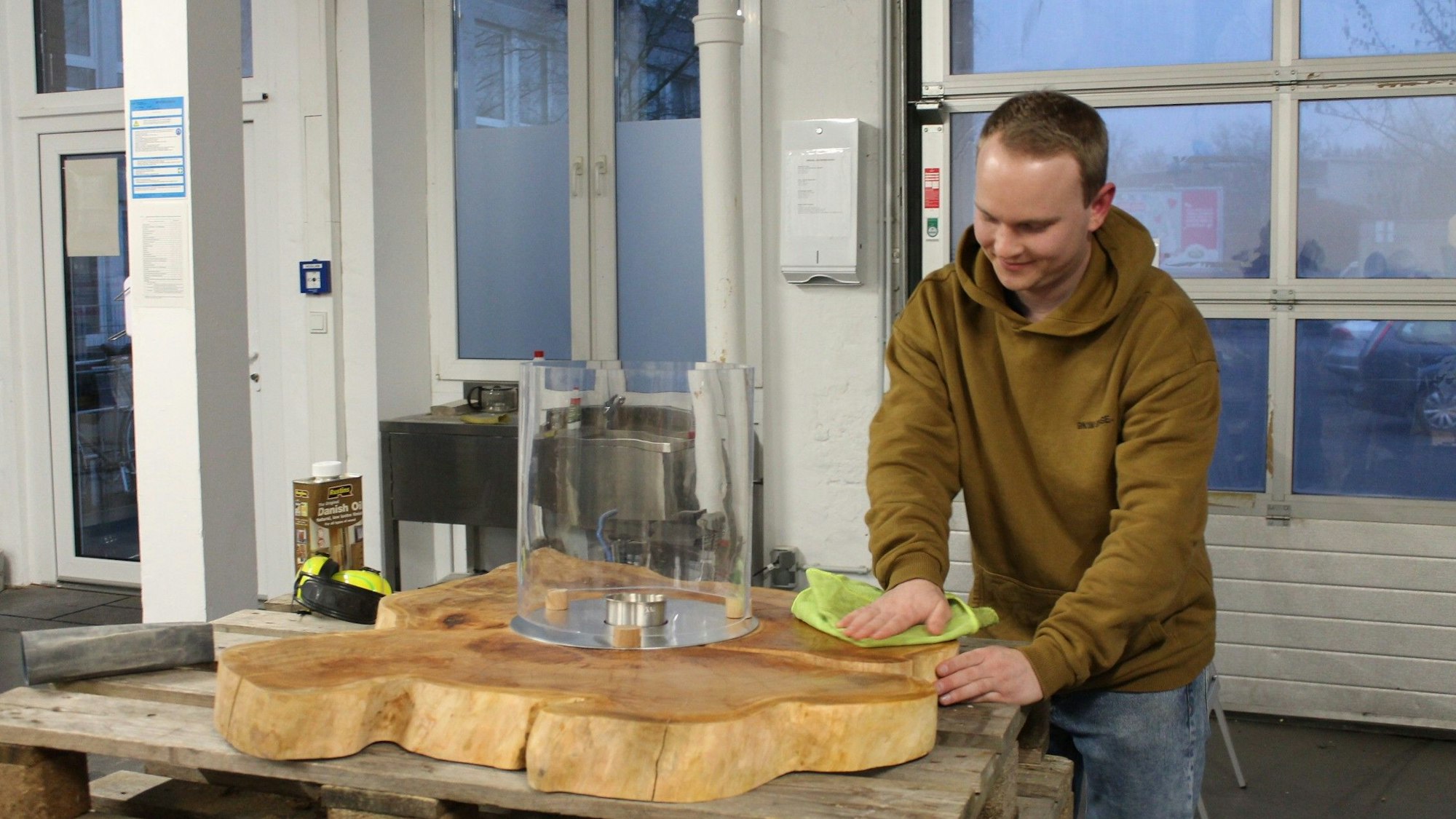 Micha Rees (27) arbeitetet an seinem Ethanol-Brenntisch in Form einer Kirschbaum-Scheibe.