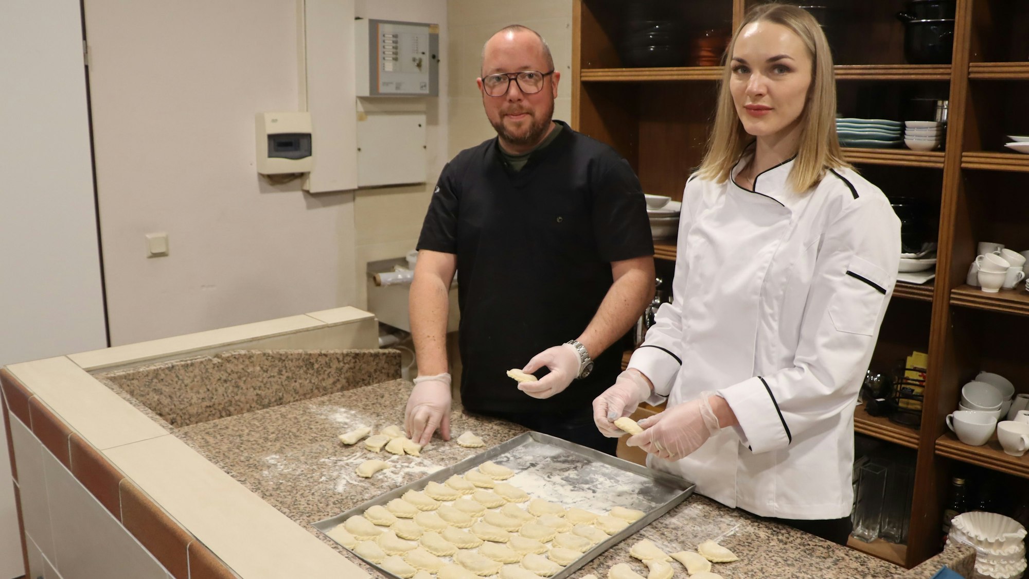 Fred Pakoßnik und Anna Kulakova in der Küche