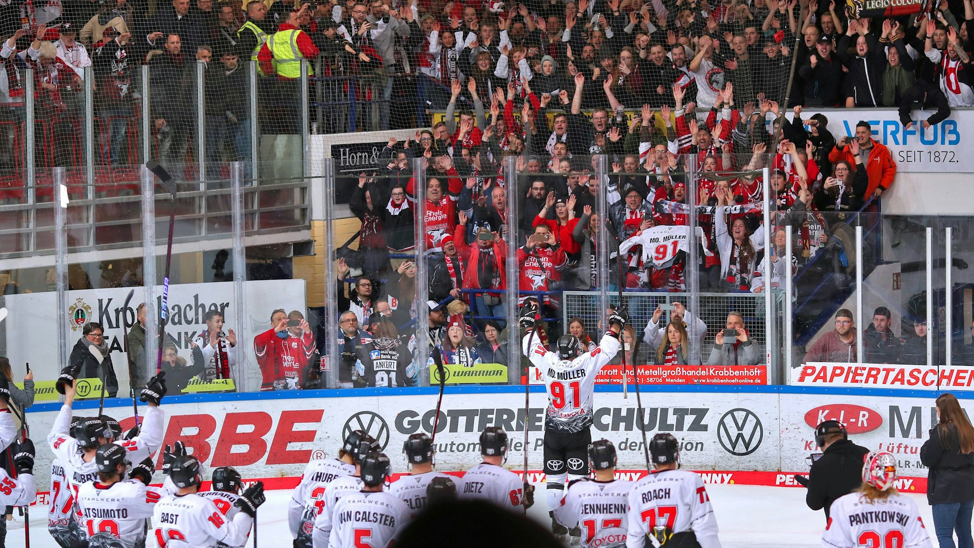 Iserlohn, 24.02.2023, Eishockey, Penny DEL, 56. Spieltag, Balver Zinn Arena, Iserlohn Roosters - Kölner Haie: Abschlussjubel der Haie nach dem 8:2 Sieg in Iserlohn.