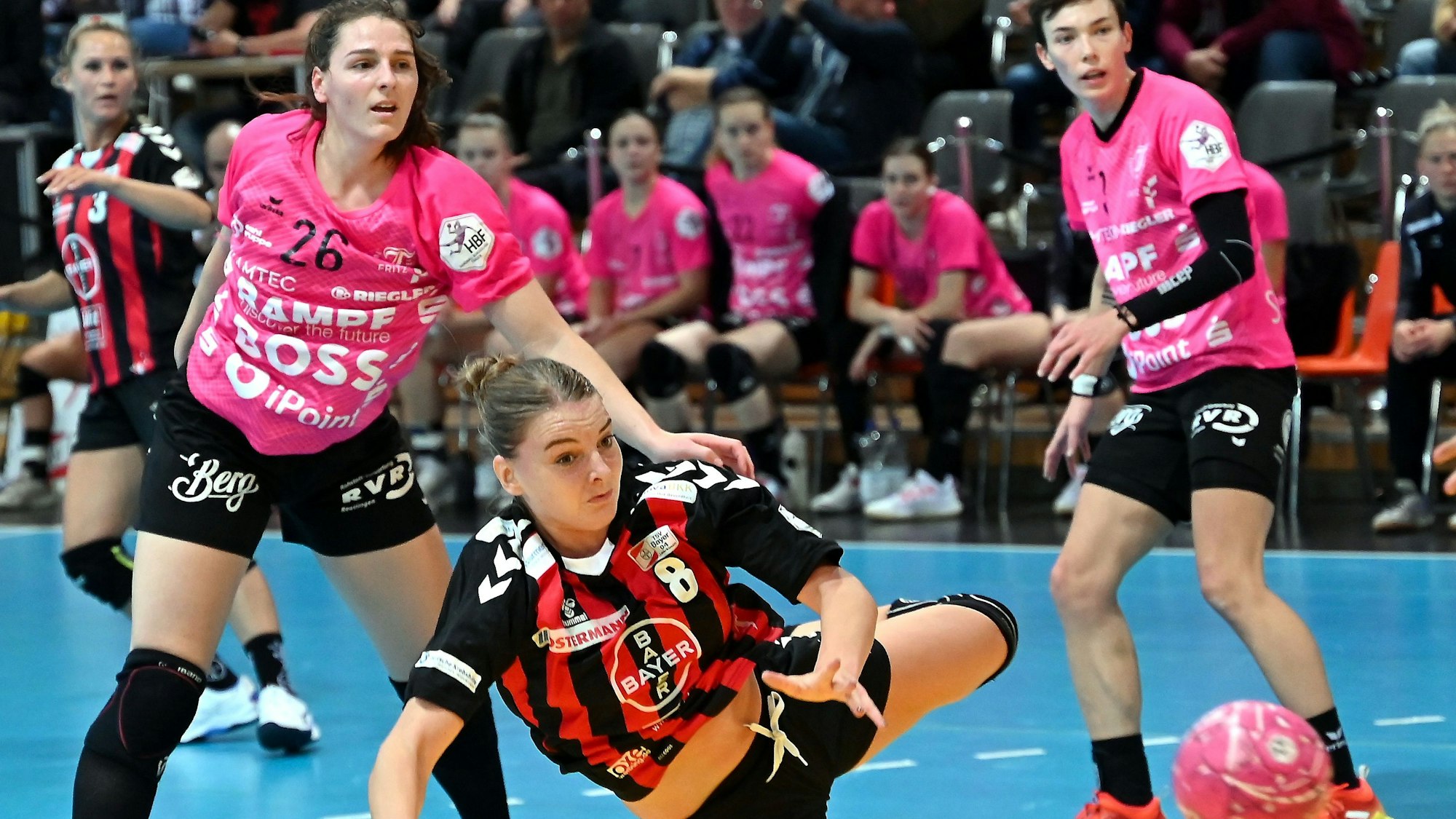 09.10.2022, Handball-Bayer Leverkusen-TuS Metzingen
vorne: Fem Boeters (Bayer)
Foto: Uli Herhaus