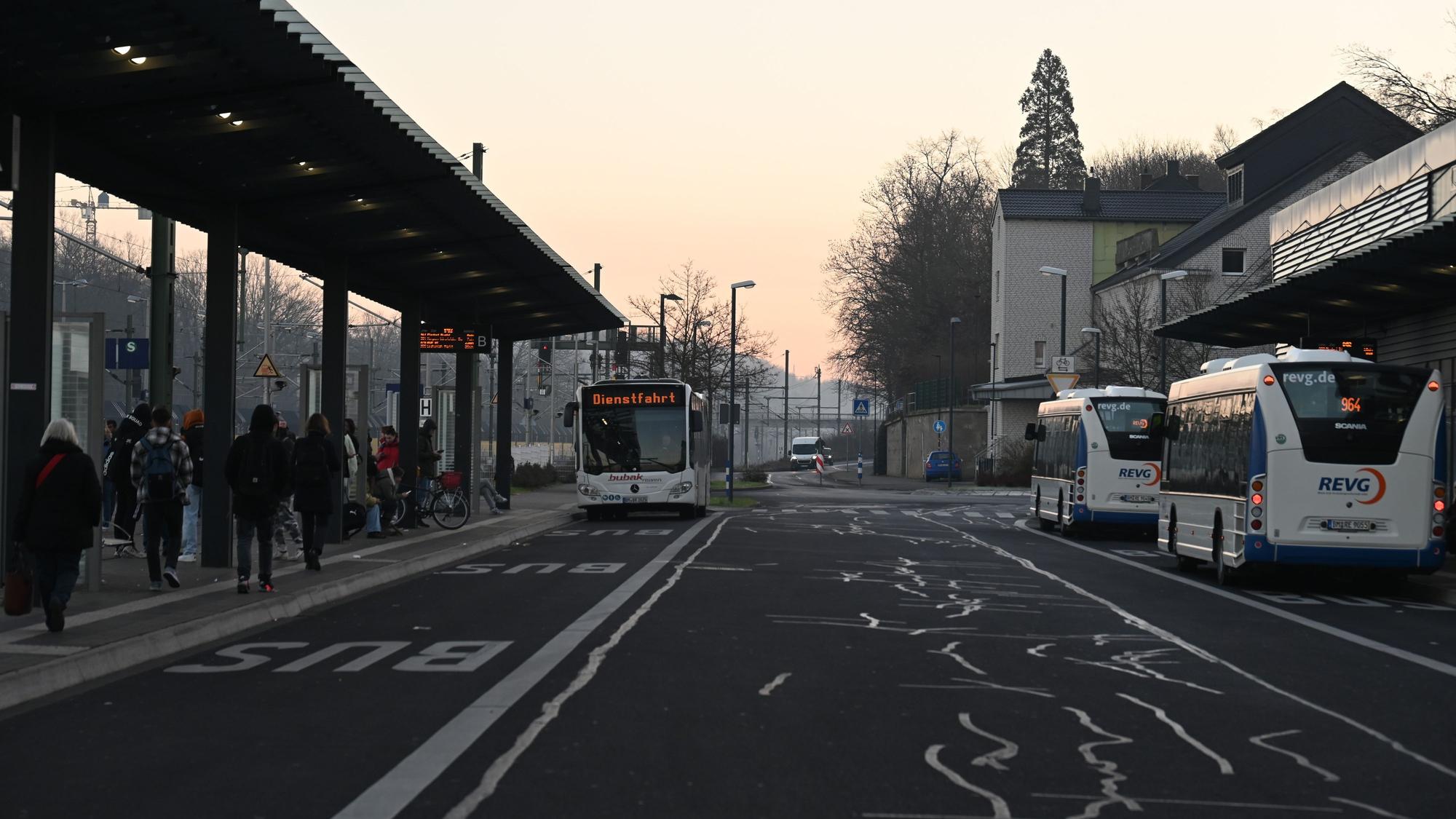 Mehrere Bus warten am Busbahnhof auf ihre Fahrgäste. Ab Montag, 27. Februar, bleiben voraussichtlich viele Busse im Depot.