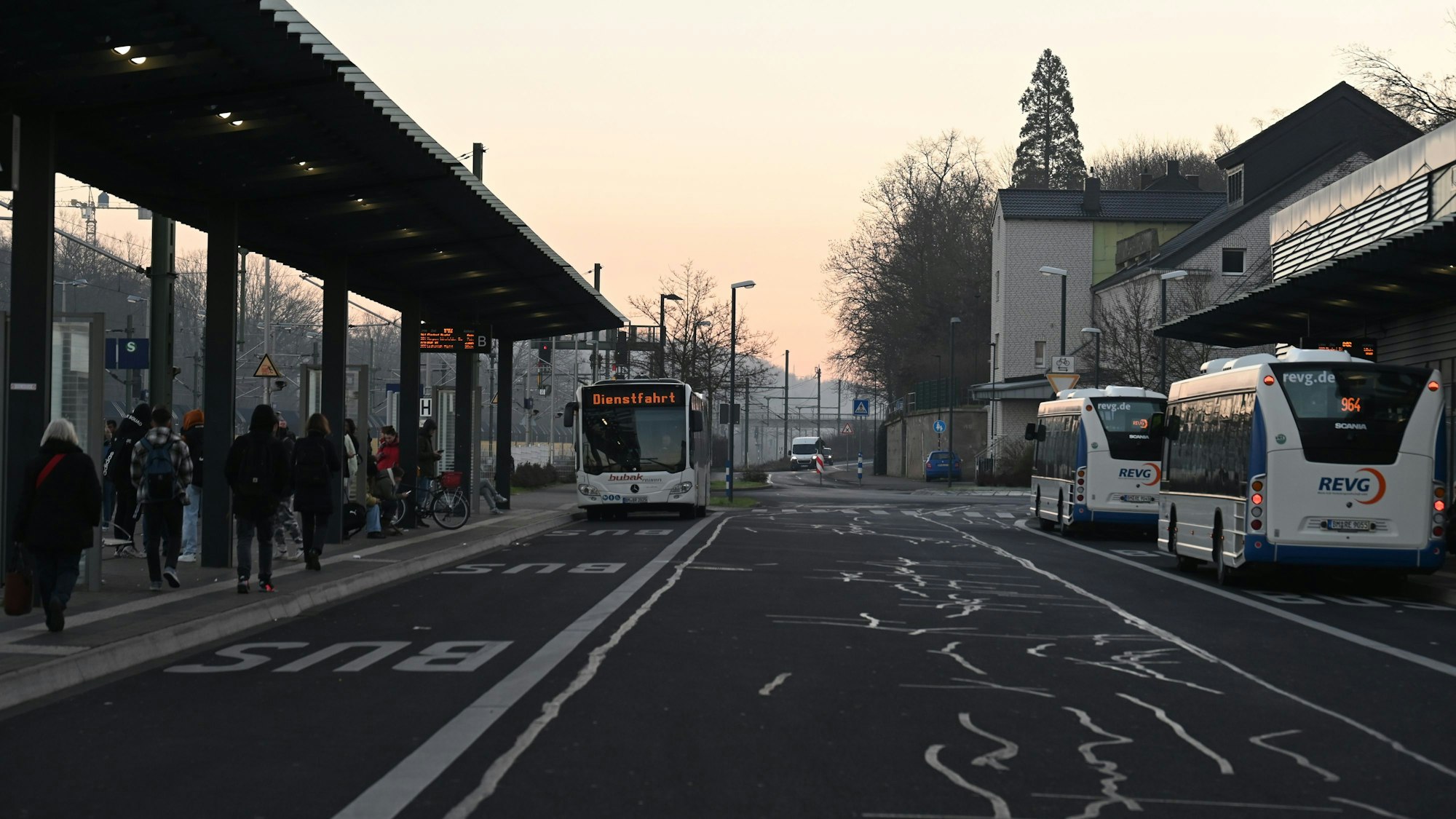 Mehrere Bus warten am Busbahnhof auf ihre Fahrgäste. Ab Montag, 27. Februar, bleiben voraussichtlich viele Busse im Depot.