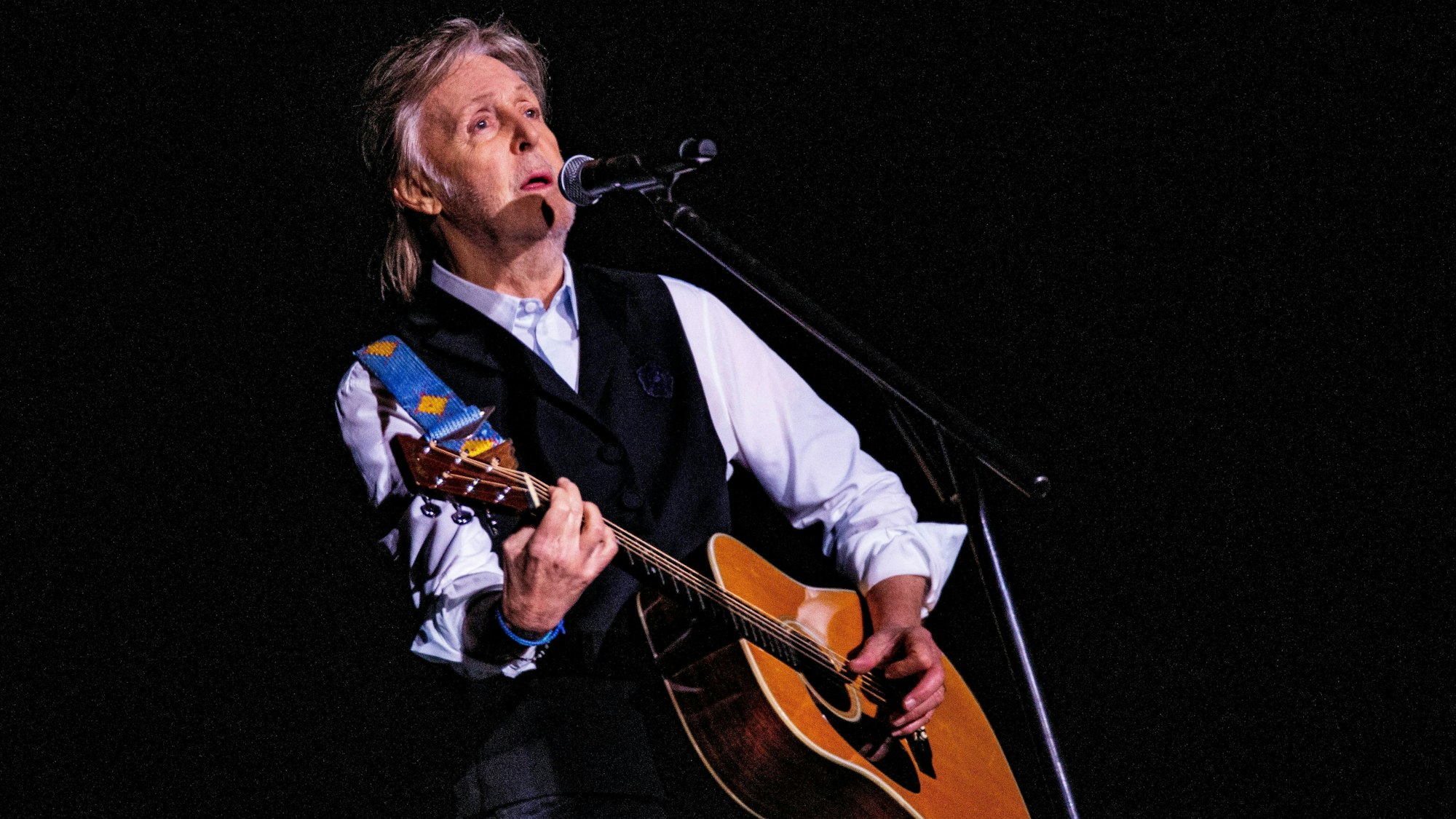 Paul McCartney spielt beim Glastonbury Festival auf einer akustischen Gitarre.