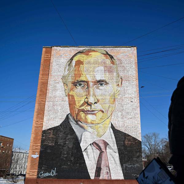 Das Konterfeit des russischen Präsidenten Wladimir Putin auf einer Hauswand im russischen Kashira, südlich von Moskau.
