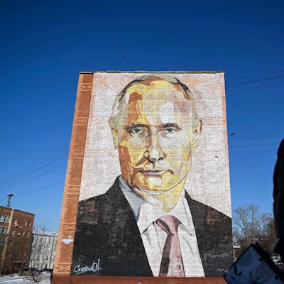 Das Konterfeit des russischen Präsidenten Wladimir Putin auf einer Hauswand im russischen Kashira, südlich von Moskau.