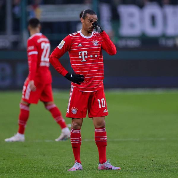 Leroy Sane im Trikot des FC Bayern München auf dem Spielfeld.