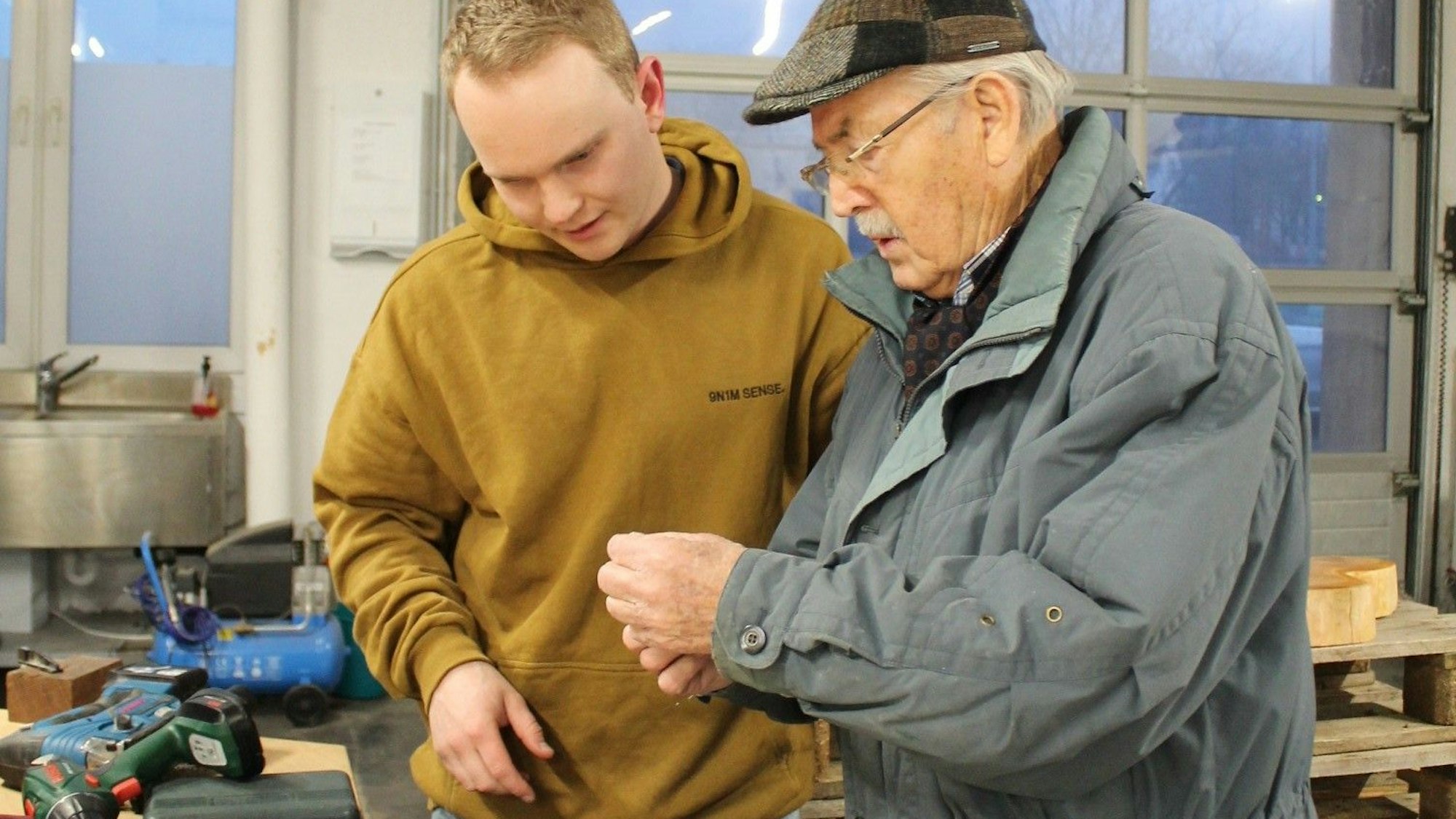 Micha Rees (27) tauscht sich mit Peter Seiffert (87) über das passende Werkzeug aus.