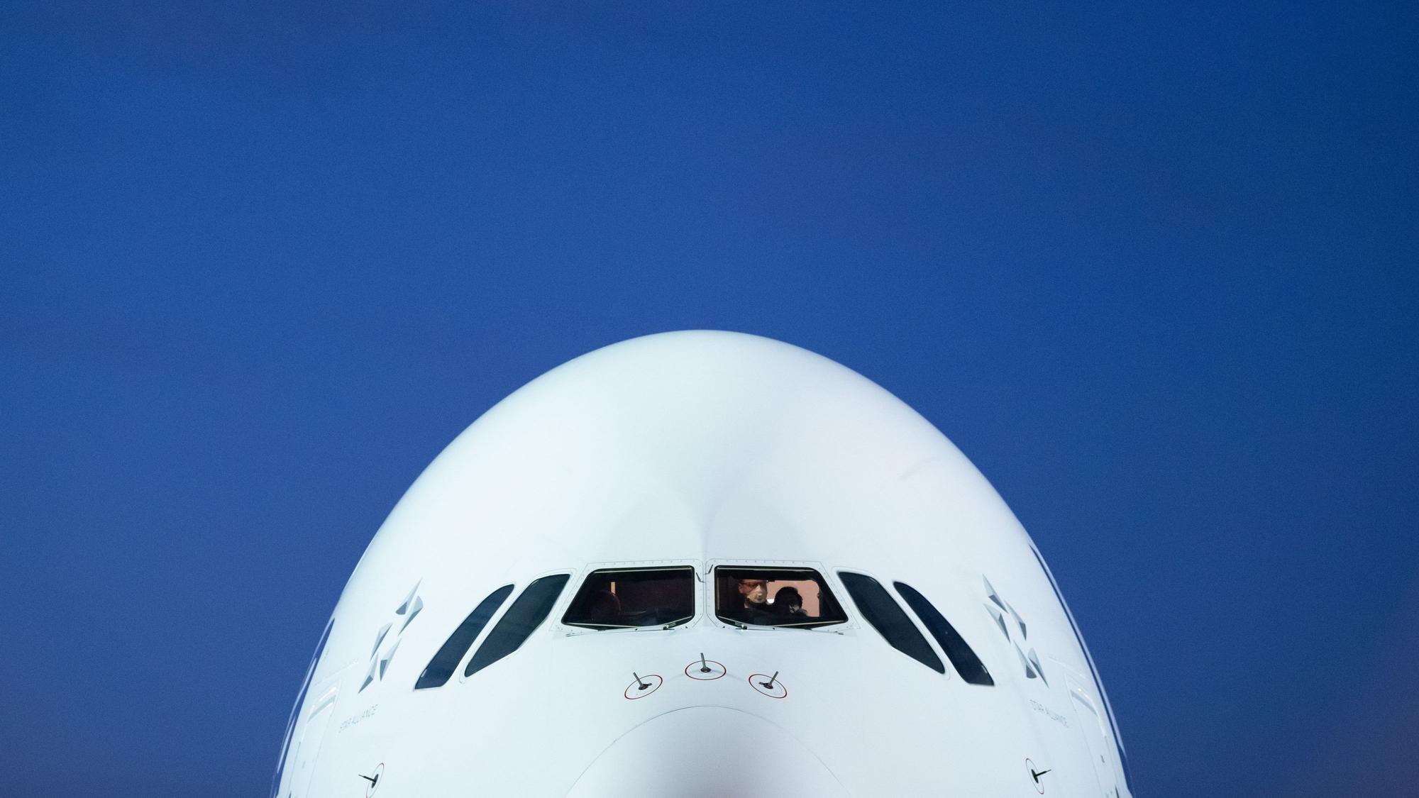 Ein Airbus A380 der Lufthansa steht nach der Landung am Flughafen in seiner Parkposition.