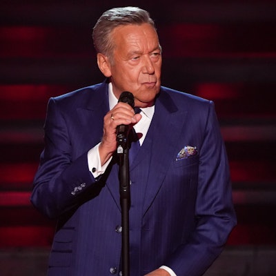 Roland Kaiser am Mikrofon.