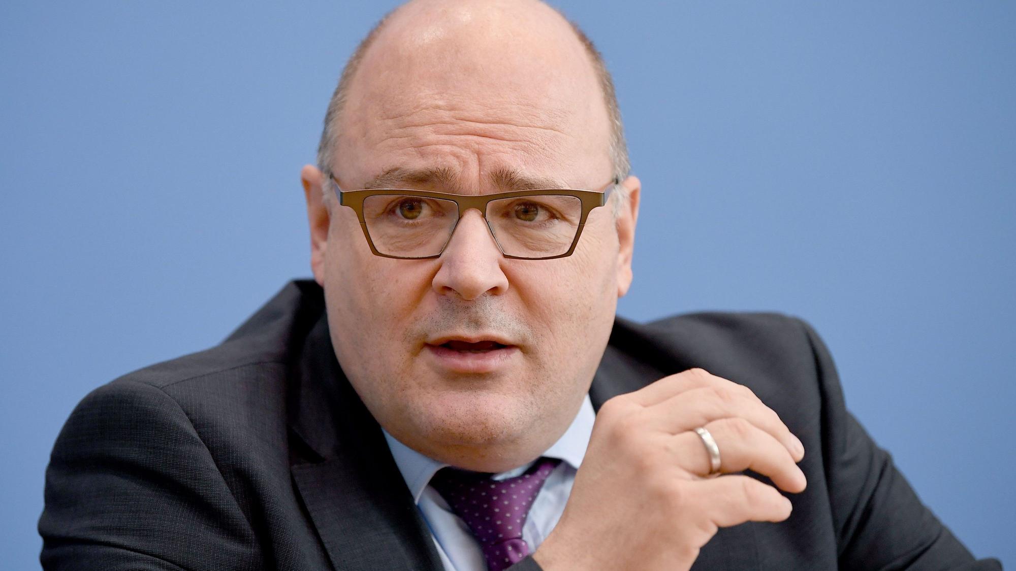 Der frühere CDU-Politiker und heutige Hauptgeschäftsführer der Bundesvereinigung der Deutschen Arbeitgeberverbände Steffen Kampeter schaut in die Kamera.