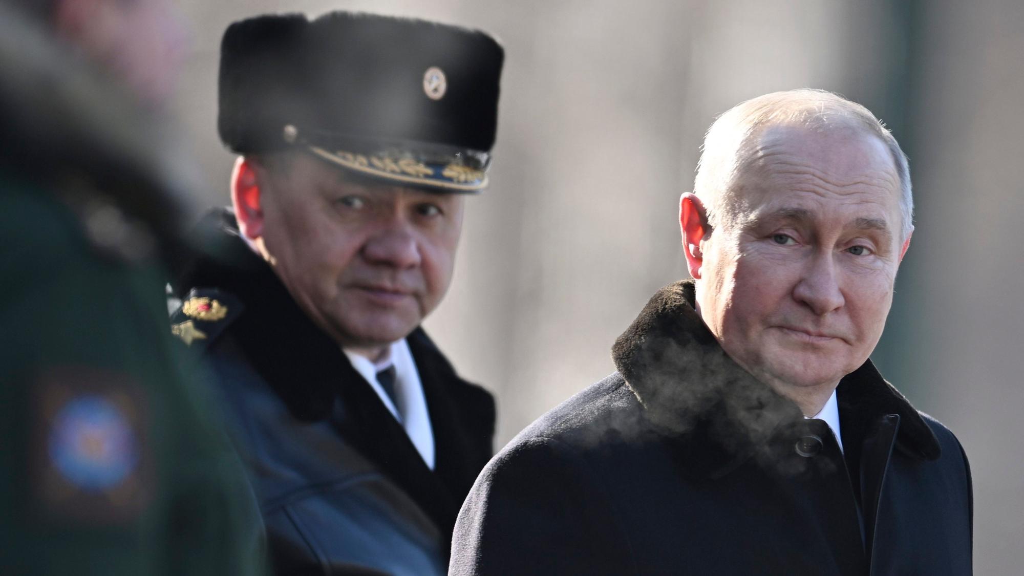 Wladimir Putin zusammen mit dem ehemaligen Verteidigungsminister Sergei Schoigu. Ein russischer Deserteur widerspricht den Behauptungen des Kremlchefs über die angebliche „Befreiung“ von Menschen in der Ukraine. (Archivbild)