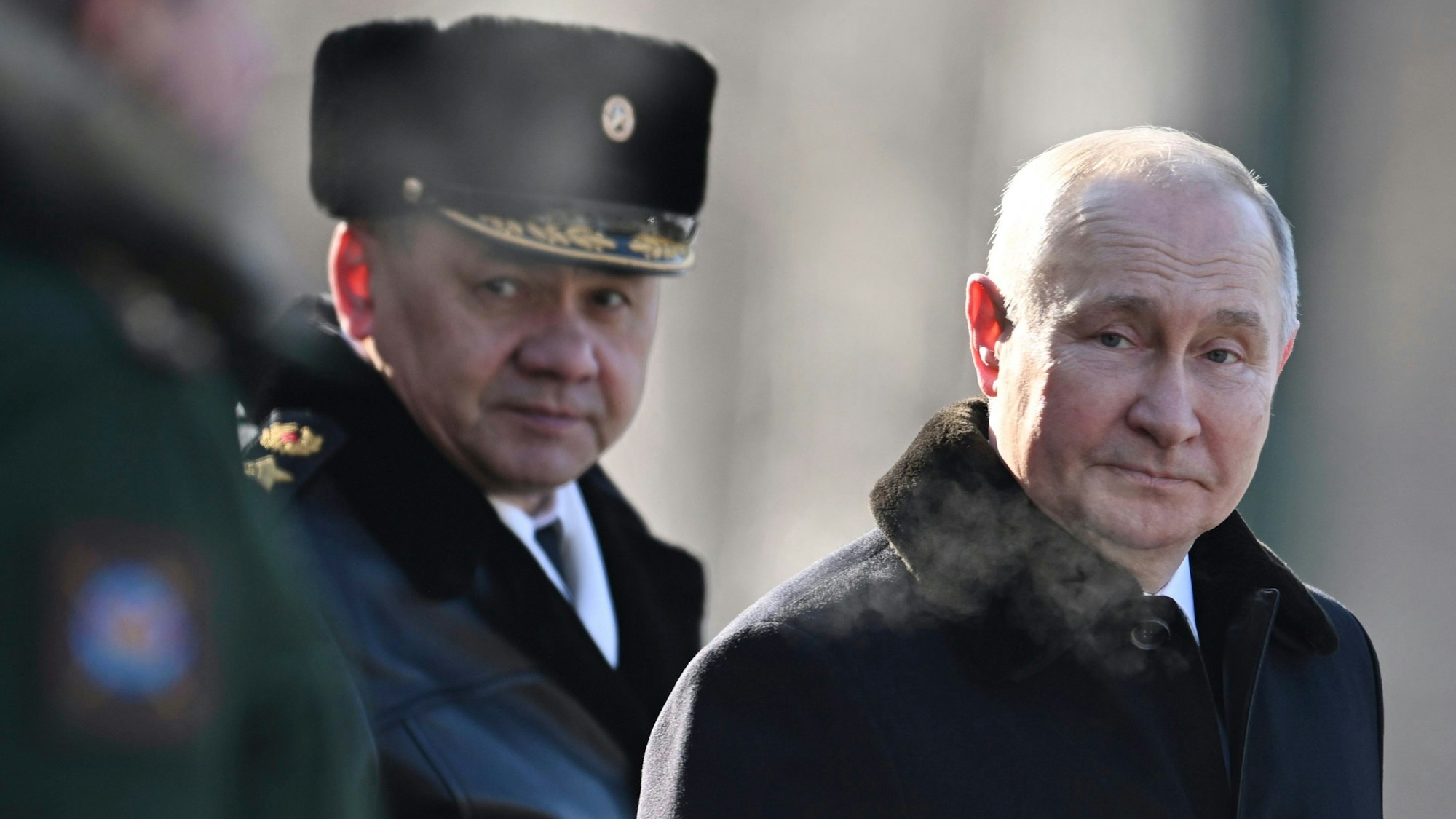 Wladimir Putin zusammen mit dem ehemaligen Verteidigungsminister Sergei Schoigu. Ein russischer Deserteur widerspricht den Behauptungen des Kremlchefs über die angebliche „Befreiung“ von Menschen in der Ukraine. (Archivbild)