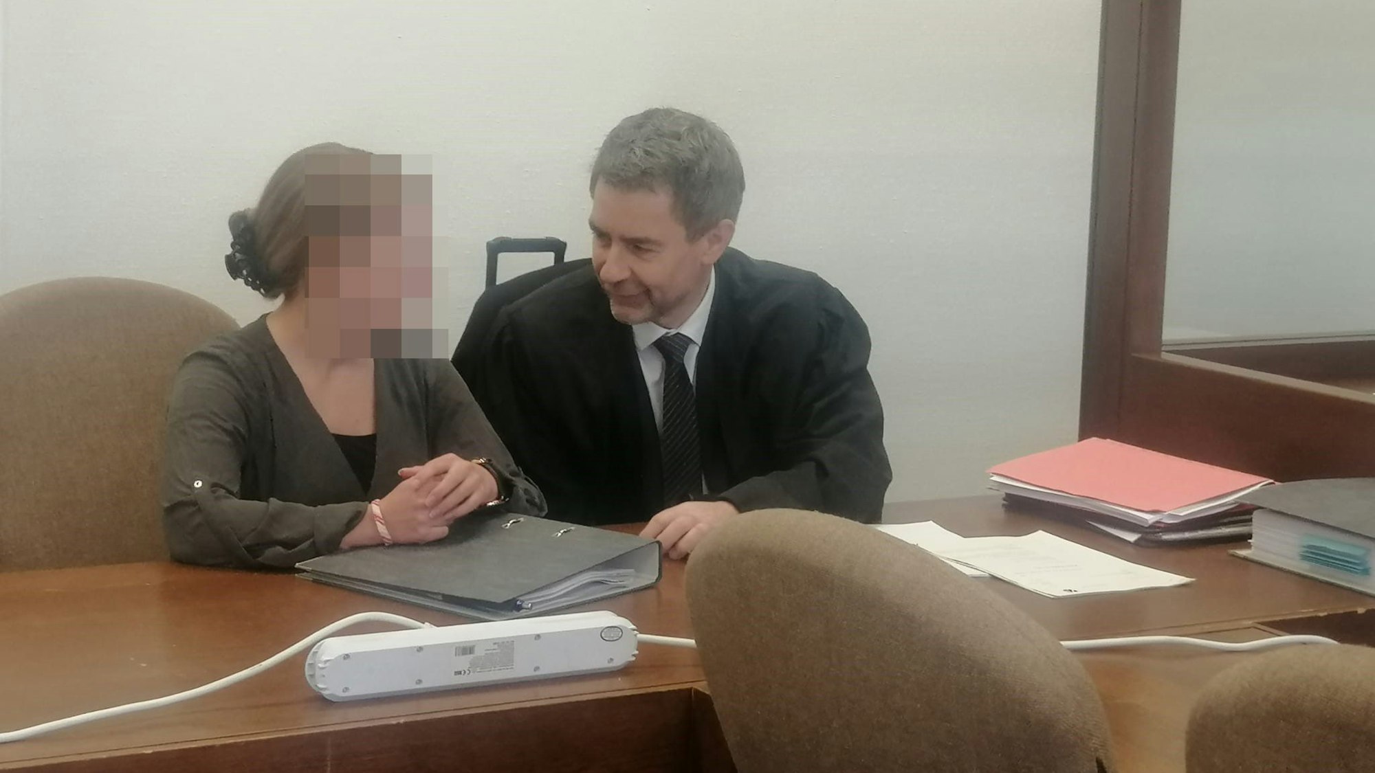 Das Foto zeigt die 31-Jährige beim Auftakt des Prozesses vor dem Kölner Landgericht. Sie spricht mit ihrem Verteidiger.