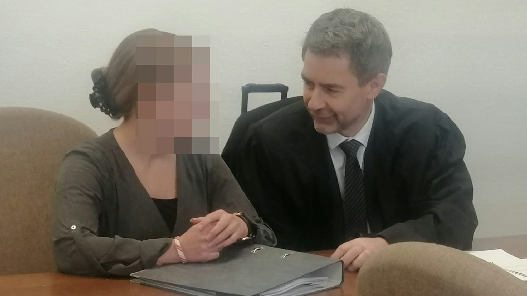 Das Foto zeigt die Angeklagte im Gespräch mit ihrem Verteidiger.