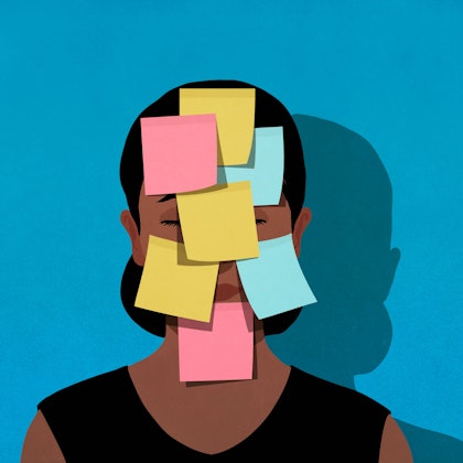 Bunte Post-its kleben im Gesicht einer Frau, die die Augen geschlossen hat.