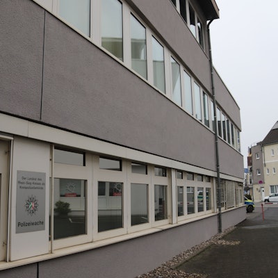 Die Polizeiwache in Troisdorf muss nach rund 40 Jahren saniert werden.