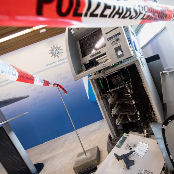 Ein gesprengter Geldautomat ist auf einer Pressekonferenz beim Landeskriminalamt (LKA) zur Vorstellung des Lagebilds der Organisierten Kriminalität hinter einem Flatterband mit der Aufschrift «Polizeiabsperrung» ausgestellt.