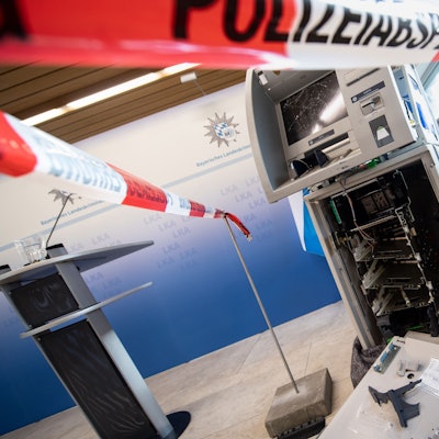 Ein gesprengter Geldautomat ist auf einer Pressekonferenz beim Landeskriminalamt (LKA) zur Vorstellung des Lagebilds der Organisierten Kriminalität hinter einem Flatterband mit der Aufschrift «Polizeiabsperrung» ausgestellt.