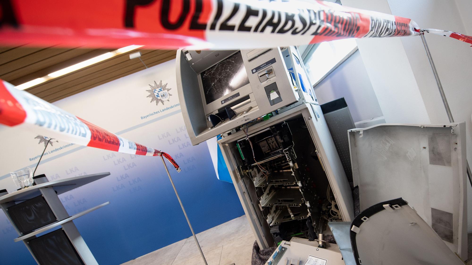 Ein gesprengter Geldautomat ist auf einer Pressekonferenz beim Landeskriminalamt (LKA) zur Vorstellung des Lagebilds der Organisierten Kriminalität hinter einem Flatterband mit der Aufschrift «Polizeiabsperrung» ausgestellt.