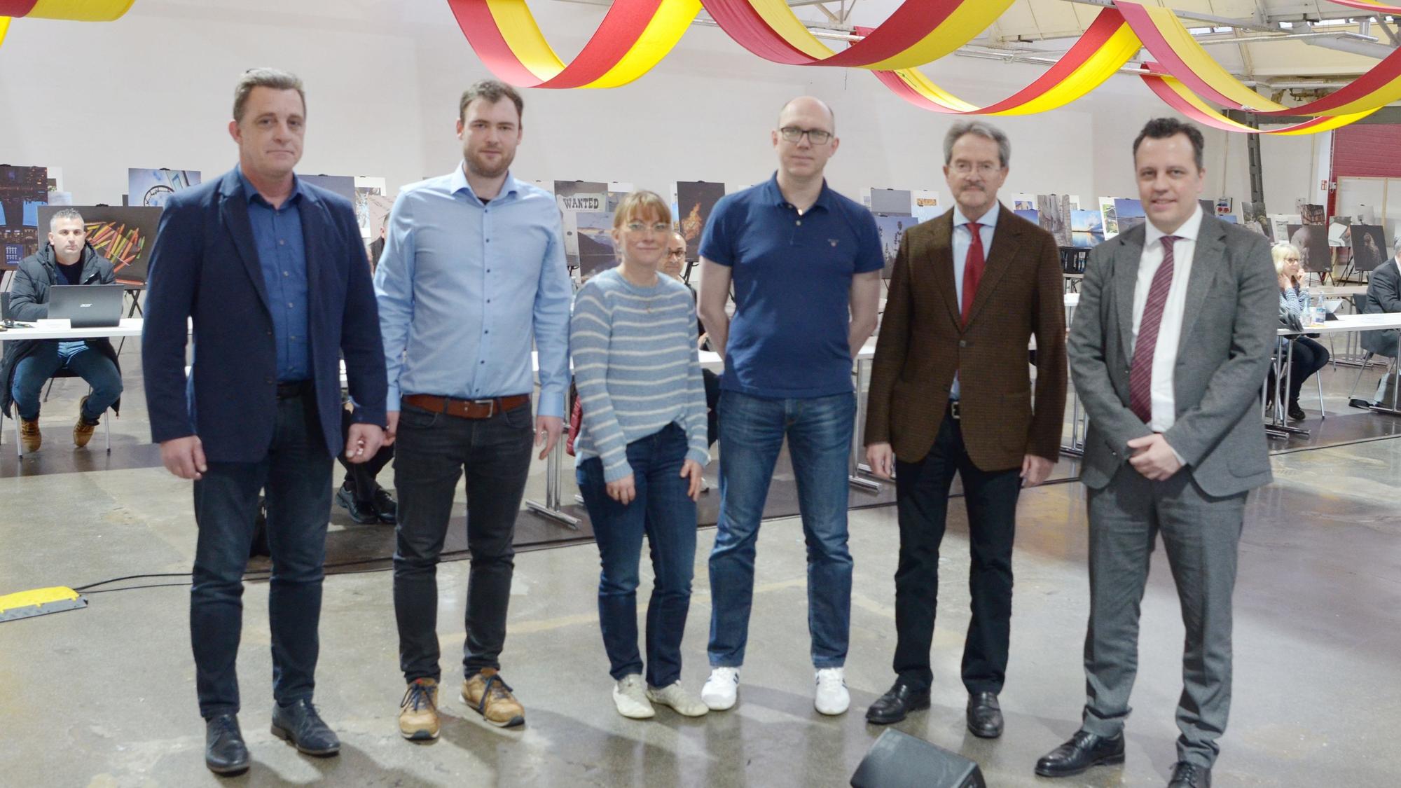 Die neuen Mitglieder des Euskirchener Stadtrat sehen in die Kamera.