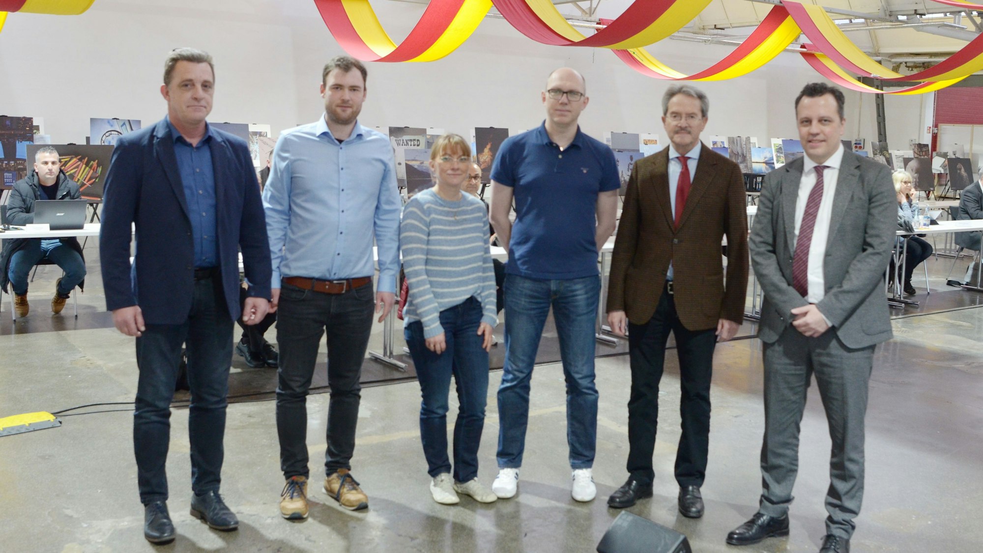 Die neuen Mitglieder des Euskirchener Stadtrat sehen in die Kamera.