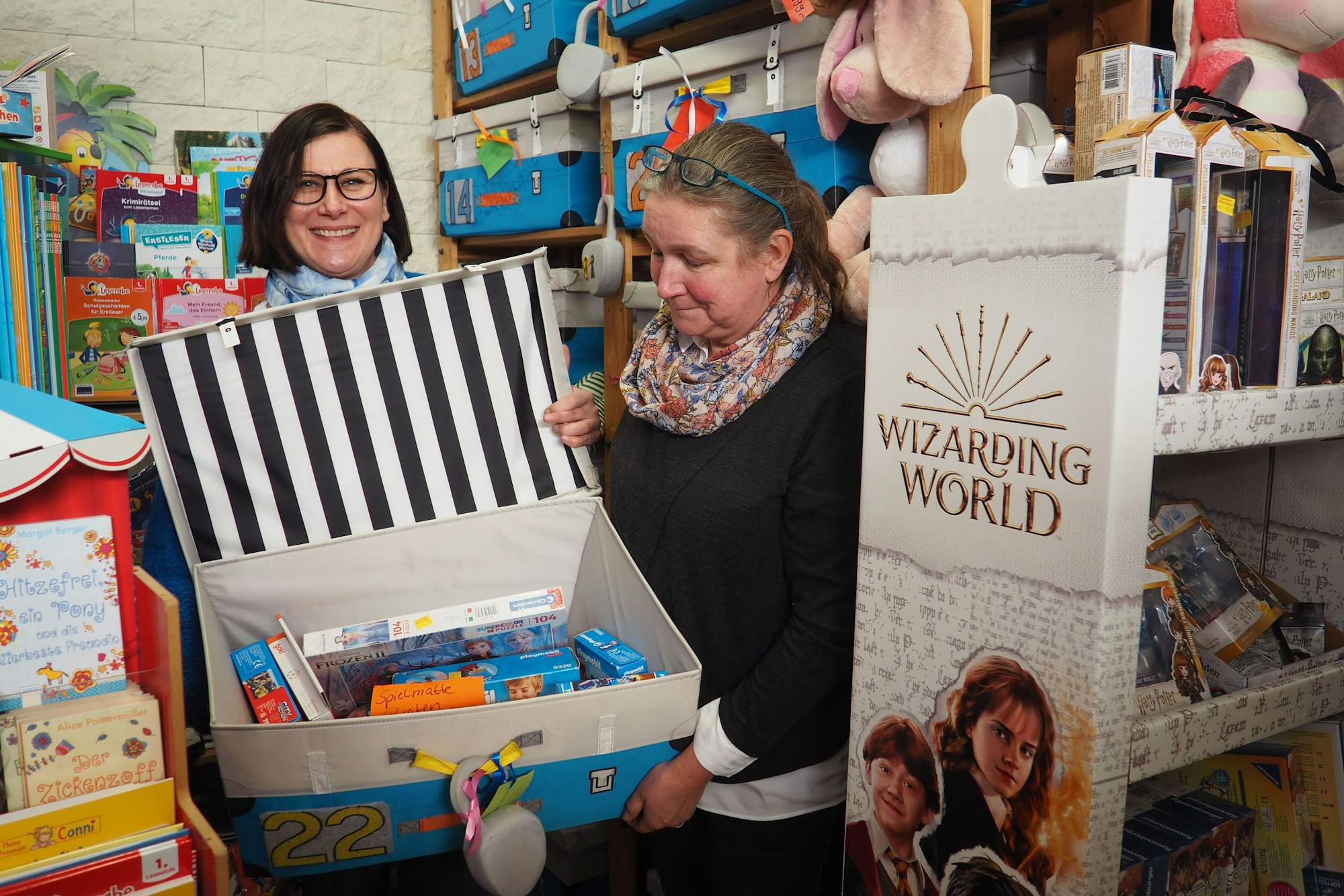 Inhaberinnen des Leichlinger Spielwarengeschäfts Kinderkiste: Stefanie Deutsch (rechts) und Monika Jellwitzki mit den Geburtstags-Schatzkisten