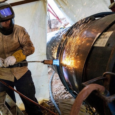 An der Ferngasleitung wird die letzte Schweißnaht gesetzt.