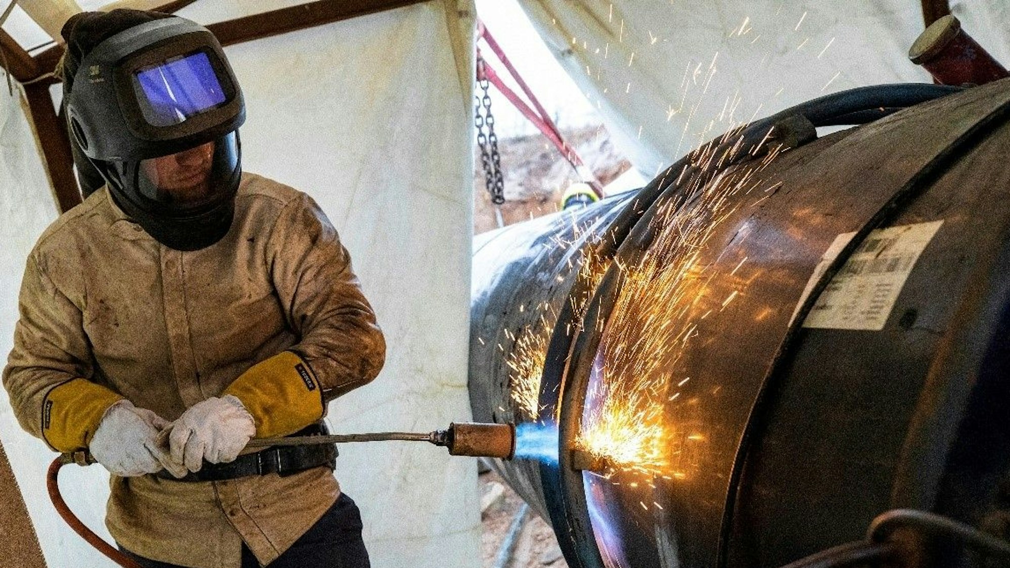 An der Ferngasleitung wird die letzte Schweißnaht gesetzt.