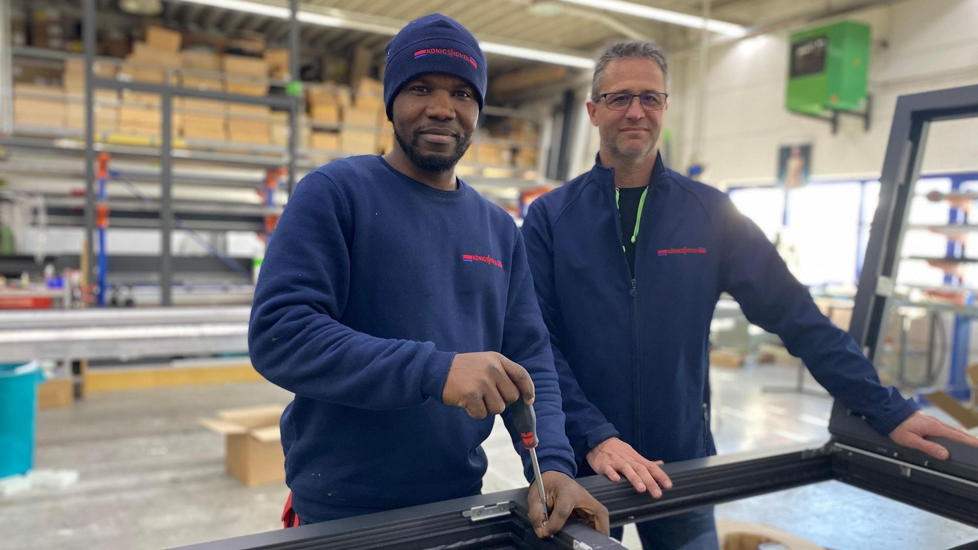 Ankommen Metallbauer
Aboubacar Yattara und sein Chef Martin Königshoven in der Fertigungshalle des Metallbaubetriebs.
