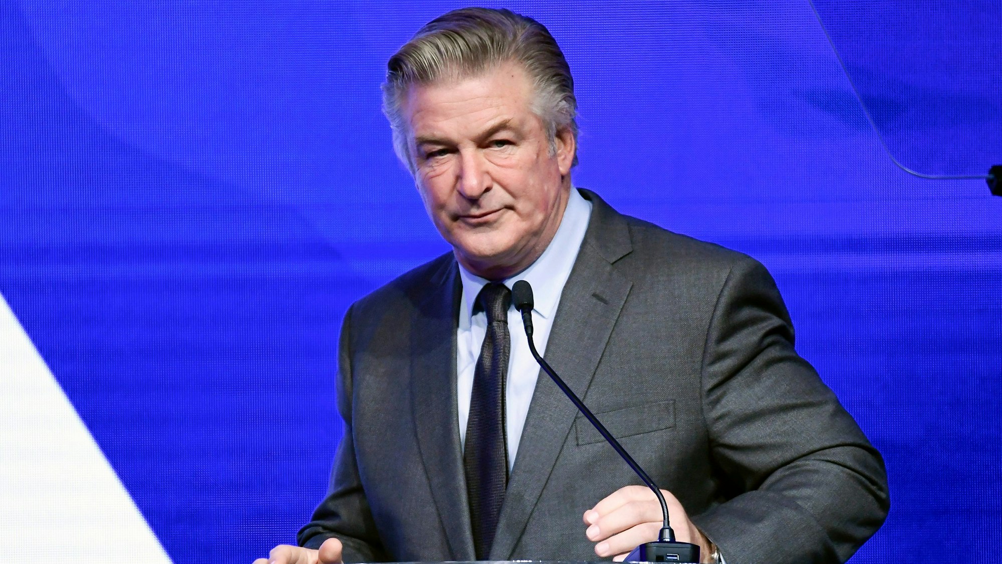 USA, New York: Schauspieler Alec Baldwin moderiert die Robert F. Kennedy Human Rights Ripple of Hope Award Gala.