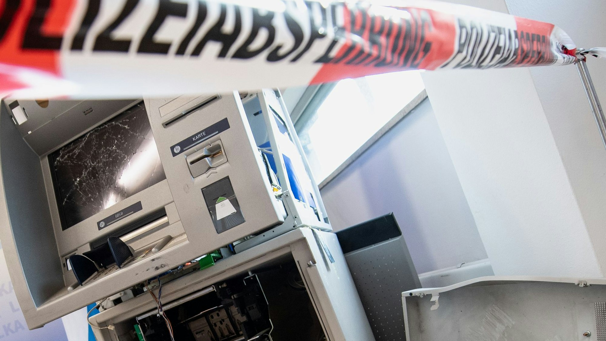 Ein gesprengter Geldautomat ist auf einer Pressekonferenz beim Landeskriminalamt (LKA) zur Vorstellung des Lagebilds der Organisierten Kriminalität hinter einem Flatterband mit der Aufschrift «Polizeiabsperrung» ausgestellt.