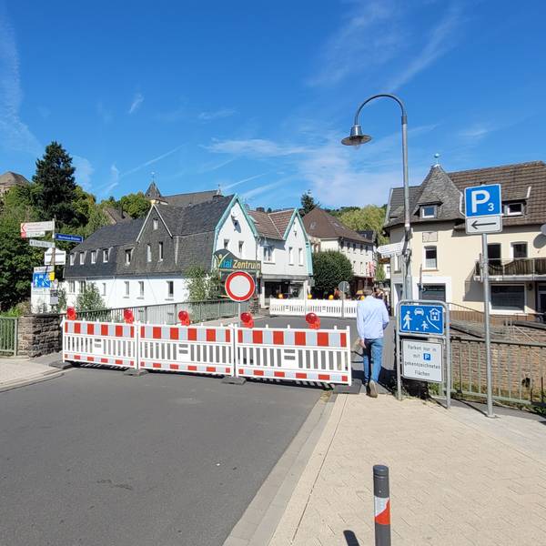 Die Brücke am Markt in Schleiden ist wegen Flutschäden gesperrt und muss neu gebaut werden.