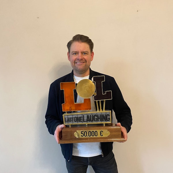 Max Giermann hält seinen LOL Pokal in die Kamera.