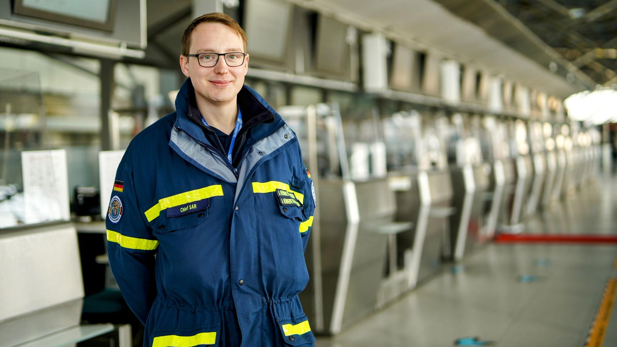 Anton Hünnemeyer-Weber lächelt am Flughafen Köln-Bonn in die Kamera