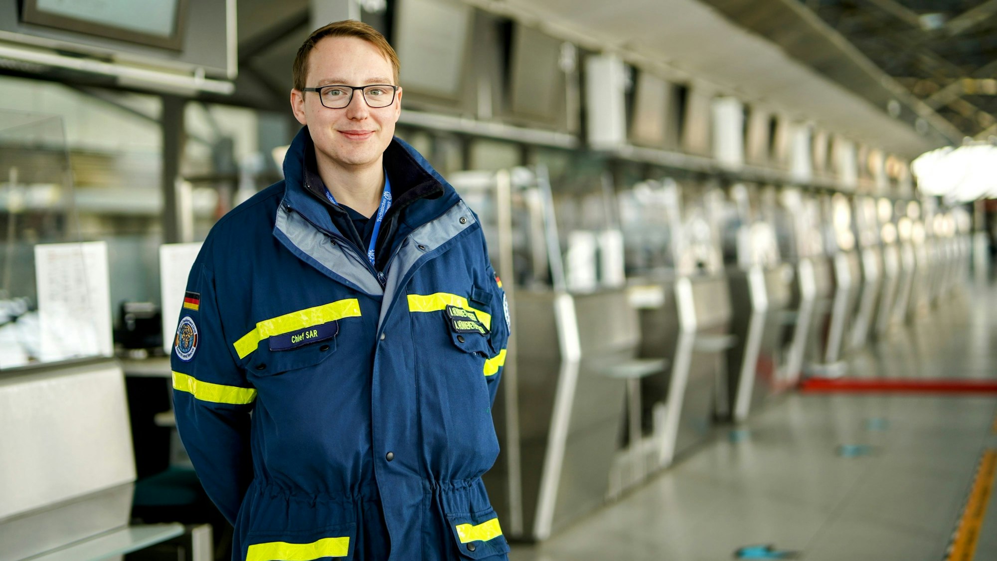 Anton Hünnemeyer-Weber lächelt am Flughafen Köln-Bonn in die Kamera