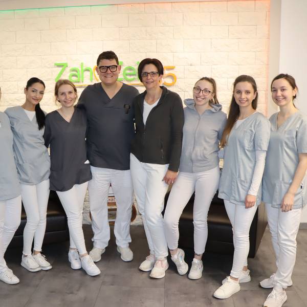 Auf dem Foto ist das Zahnarztteam von Alexander Zalesski zu sehen. Er beschäftigt drei junge Frauen, die aus der Ukraine geflüchtet sind.